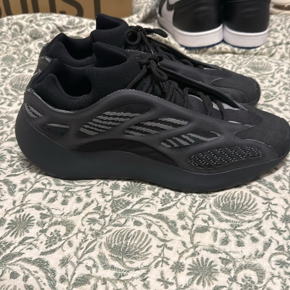 Yeezy 700 v3 Alvah Size 12 Used 9.5/10 condition - Picture 3 of 7